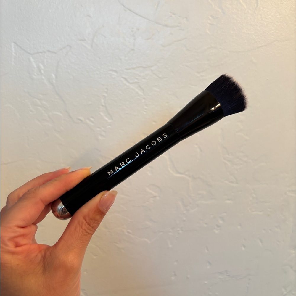 Marc Jacobs "The Shape" Contour Brush